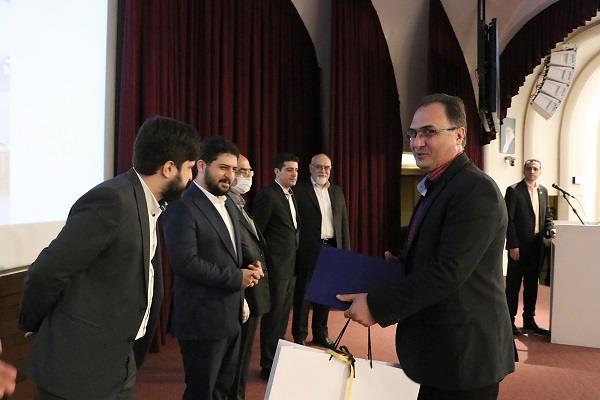 مراسم تجلیل از آقای مهندس بهلولی به عنوان مدیر عامل طرح برتر در مجموعه سرمایه گذاری نفت-2